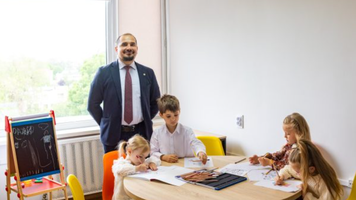 Parlamentul a aprobat: Angajatorii pot crea spații pentru copii la locul de muncă