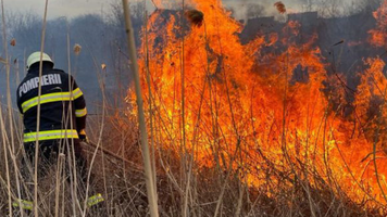 (VIDEO) 38 de focare de ardere a vegetației uscate în ultimele 24 de ore