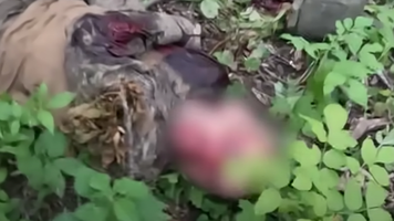 (VIDEO) Momentul în care un soldat rus este luat prizonier