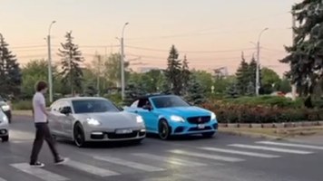 (VIDEO) Cei doi șoferi care au pus în pericol un pieton pe bulevardul Moscova din Chișinău au fost documentați