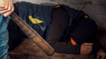 Au răpit un bărbat, l-au dus pe malul unui lac și l-au agresat fizic. Doi bărbați, condamnați la închisoare