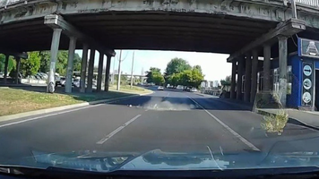 O porțiune din podul Ismail s-a desprins. Bucata de beton a căzut în fața unei mașini în trafic