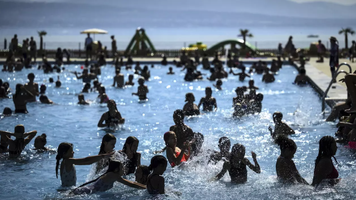 Elveția interzice grupurile de turiști chinezi la piscină: prea gălăgioși, prea puțină experiență