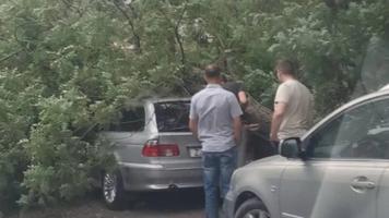 (VIDEO) Furtuna de miercuri a făcut prăpăd la Bender: Doi oameni răniți și mașini avariate