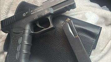 (FOTO) Armă neletală și muniție aferentă, reținute în cadrul controlului vamal
