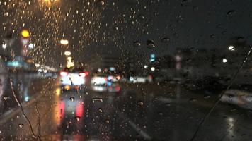 Cod galben de ploi, la noapte. Averse, descărcări electrice și vânt