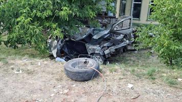 (FOTO) Automobil făcut zob în urma unui grav accident, la Drochia. Șoferul a murit la spital