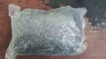 (VIDEO) Femeie depistată cu aproximativ 2 kg de masă vegetală, presupusă a fi marijuana