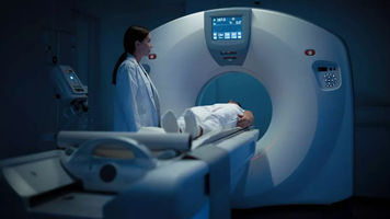 Un bărbat care purta un colier metalic greu a murit după ce a fost aspirat într-un aparat RMN