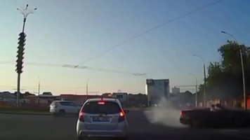(VIDEO) Un șofer riscă să rămână fără permis după ce a făcut drifturi pe un sens giratoriu