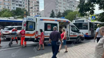 Fată de 13 ani, lovită de un troleibuz în capitală