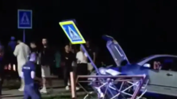 (VIDEO) Un tânăr și-a avariat mașina după ce a intrat într-un parapet
