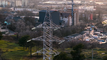 Scade prețul la lumină! ANRE taie din tarife pentru casnici și companii
