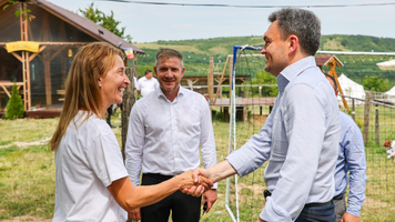 (FOTO) Dorin Recean a vizitat o afacere turistică inedită – campingul „Pe toloacă”, din Nisporeni