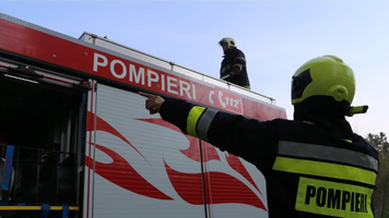 (VIDEO) Incendiu puternic în raionul Anenii Noi. Remorca unui camion cu lemne a fost a ars ca o torță