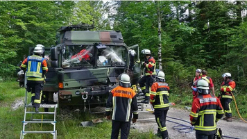 Doi bicicliști au provocat un accident masiv într-un convoi militar, în Germania