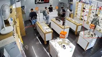 (VIDEO) Momentul în care un individ fură un iPhone 16 Pro dintr-un magazin din Chișinău