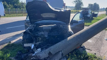 (FOTO) O mașină s-a izbit violent într-un pilon în raionul Sîngerei. Un bebeluș a fost dus la spital