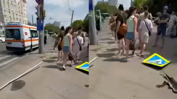 (VIDEO) O femeie a fost tamponată de o mașină pe trotuar. A ajuns la spital