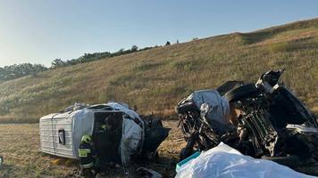 (FOTO) Poliția Națională oferă detalii despre tragedia de la Cimișlia, după ce două microbuze s-au ciocnit frontal