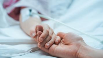 O femeie, readusă la viață după 3 luni de comă, în urma unui stop cardiac