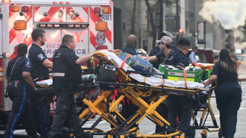 (FOTO) Atac armat într-un zgârie-nori din New York: patru morți, inclusiv un polițist. Atacatorul țintea sediul NFL, dar a greșit etajul