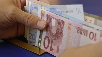 O bandă de hoți de origine română și iraniană, destructurată în Spania. Foloseau escrocheria „colecționarului de bancnote”