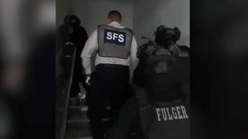 (VIDEO) Percheziții cu mascați la o companie care a prejudiciat pușculița statului cu milioane de lei