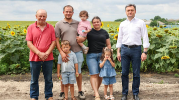 (FOTO) Dorin Recean a vizitat două afaceri agricole din raionul Drochia: „Prin muncă, viziune și sprijin corect, agricultura trebuie să devină o afacere sustenabilă și inovatoare”