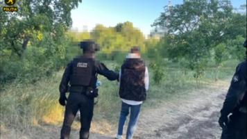 (VIDEO) Tânăr de 18 ani luat pe sus de mascații fulger pentru „afaceri” cu droguri în Chișinău