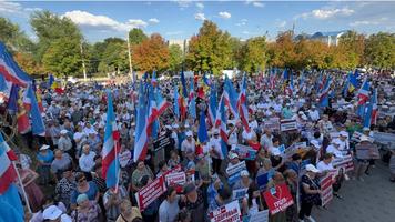 Altercații la protestul de la Comrat. Doi indivizi reținuți, după ce au dat cu pumnii într-un polițist
