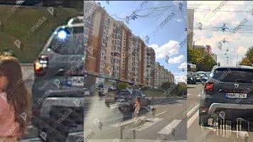 (VIDEO) Tragedie evitată la sprâncenă în Chișinău. Momentul în care o copilă a fost la un pas de a fi spulberată de un Duster pe o trecere de pietoni
