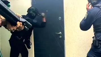 (VIDEO) Ucrainean luat pe sus de ofițerii INI și mascați înarmați, într-o schemă de escrocherie cu mașini din SUA