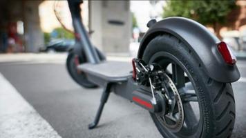 Octogenar „călare” pe o trotinetă electrică, lovit de un automobil pe o stradă din Chișinău