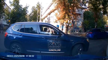 (VIDEO) Agent de circulație sub acoperire? Curajul temporar al unui șofer într-o intersecție din sectorul Botanica