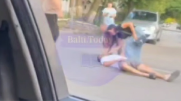 (VIDEO) Conflict pe o stradă din Bălți: Un bărbat, transportat la spital, după ce a fost bătut de un șofer