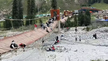 (VIDEO) Un pod plin cu turiști s-a prăbușit în China. Cinci oameni au murit și 24 au fost răniți