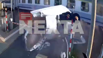 (VIDEO) O dubă a rămas blocată între bariere și a fost lovită în plin de un tren, în Polonia