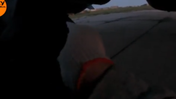 (VIDEO) Partizan ucrainean, surprins în timp ce plasează explozibili la o bază aeriană din Rusia