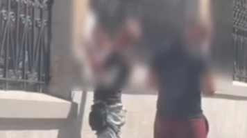(VIDEO) Cetățenii străini care lipeau afișe cu conținut de chemare la ură au fost reținuți