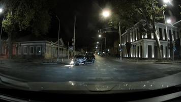 NO COMMENT (VIDEO) Impactul dintre două mașini, surprinse de o cameră de bord