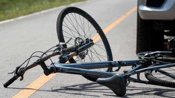 Un șofer a lovit un biciclist, după ce s-ar fi simțit rău, în nordul țării