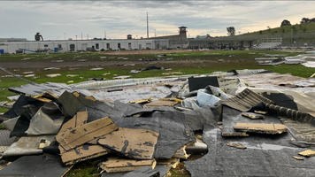 (VIDEO) Acoperişul unei închisori a fost smuls de vânt, în timpul unei furtuni devastatoare în Nebraska. Deţinuţii au fost relocaţi