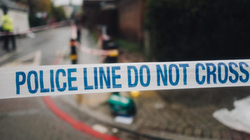 Doi oameni, suspecţi de crimă, au fost arestaţi după ce o fetiţă de un an a murit la spital