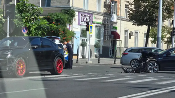 Un Porsche și un Renault s-au tamponat în Capitală