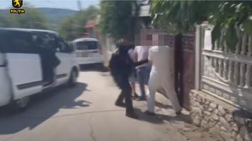(VIDEO) Șantaj ca în anii 90. Interlopi din grupările ”KITAЕȚ” și ”MAKENA”, încătușați de mascații BPDS „Fulger”