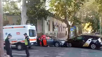 (VIDEO) Două mașini s-au tamponat grav la o intersecție. Un șofer și pasagera sa au ajuns la spital