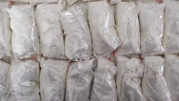 Pentru 2.000 de euro, un bărbat a înghițit 1,3 kg de cocaină și a promis că duce drogul intact de la Amsterdam în Italia
