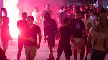 (VIDEO) Serbia, paralizată de proteste violente. Lupte de stradă, incendii și zeci de oameni băgați în spitale