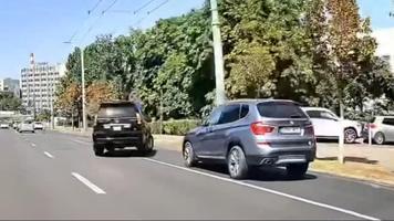 (VIDEO) Momentul în care două mașini se ciocnesc pe banda destinată transportului public din Chișinău